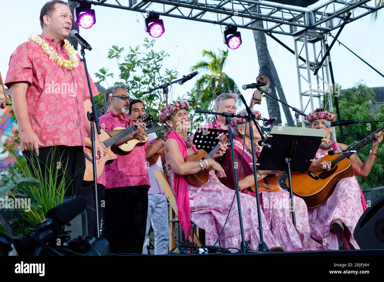 Honolulu, Hawaii, USA. 20 agosto 2023. I membri della FAMIGLIA FARDEN, un'istituzione musicale alle Hawaii, si esibiscono al Maui Ola Benefit Concert, che ha raccolto oltre 500.000 dollari per il soccorso a Maui. La famiglia Farden comprende i leggendari musicisti hawaiani Emma Sharpe, Irmagard Aluli e Annette Farden. Proveniente da West Maui e Lahaina Town, la famiglia Farden è stata colpita duramente dall'incendio che ha bruciato l'8 agosto. 23.08.20 (immagine di credito: © J. Matt/ZUMA Press Wire) SOLO USO EDITORIALE! Non per USO commerciale! Foto Stock