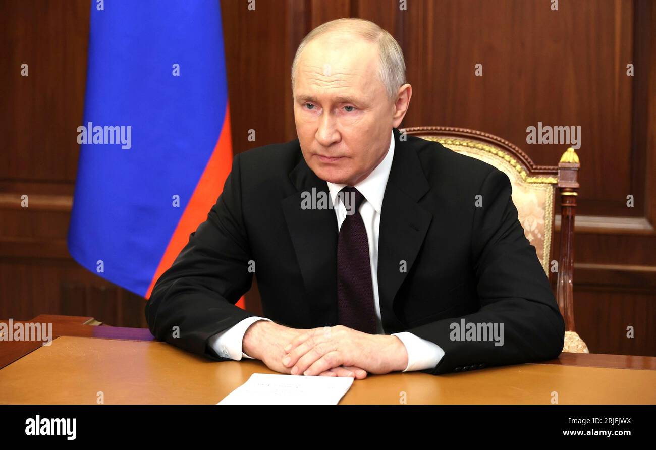 Mosca, Russia. 22 agosto 2023. Il presidente russo Vladimir Putin si rivolge al dialogo dei leader del BRICS Business Forum a margine del 15° vertice BRICS tramite link video dal Cremlino, il 22 agosto 2023 a Mosca, in Russia. Putin non è stato in grado di partecipare al vertice in Sudafrica temendo l'arresto da parte del Tribunale penale internazionale. Crediti: Mikhail Klimentyev/Cremlino Pool/Alamy Live News Foto Stock