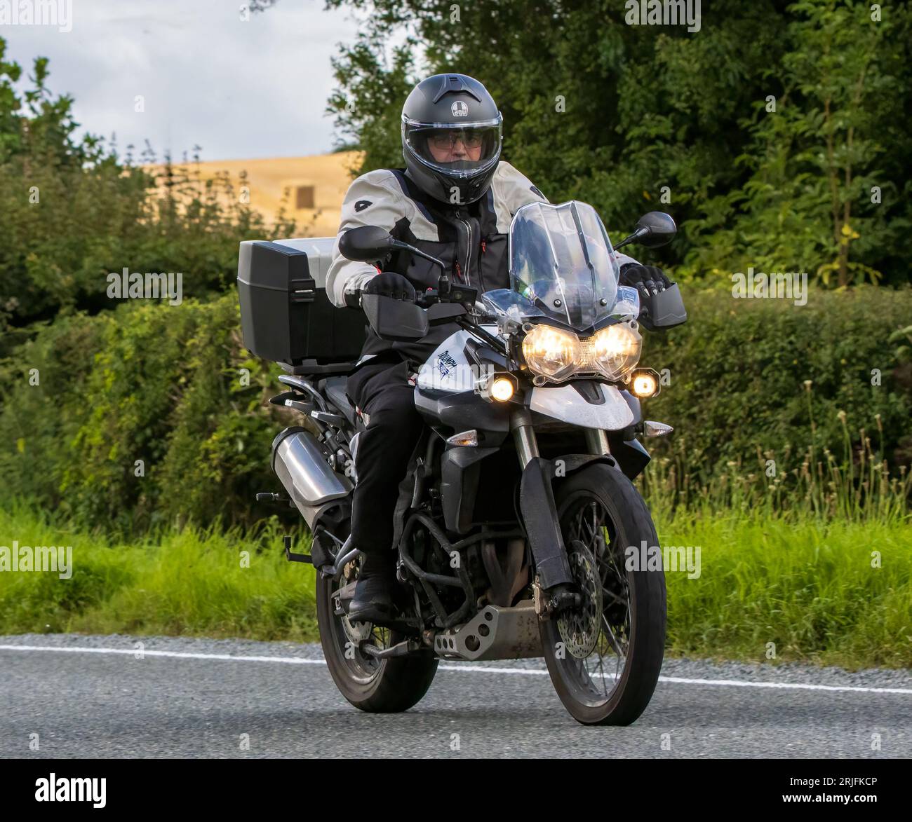 Woburn,Beds.UK - 19 agosto 2023: 2010 Triumph Tiger 800 XC moto in viaggio su una strada di campagna inglese. Foto Stock