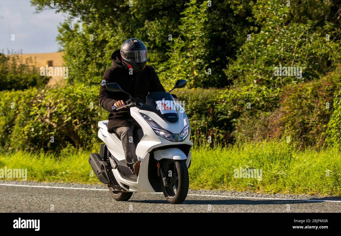 Woburn,Beds.UK - 19 agosto 2023: 2021 Honda WW 125 A-M che viaggia su una strada di campagna inglese. Foto Stock