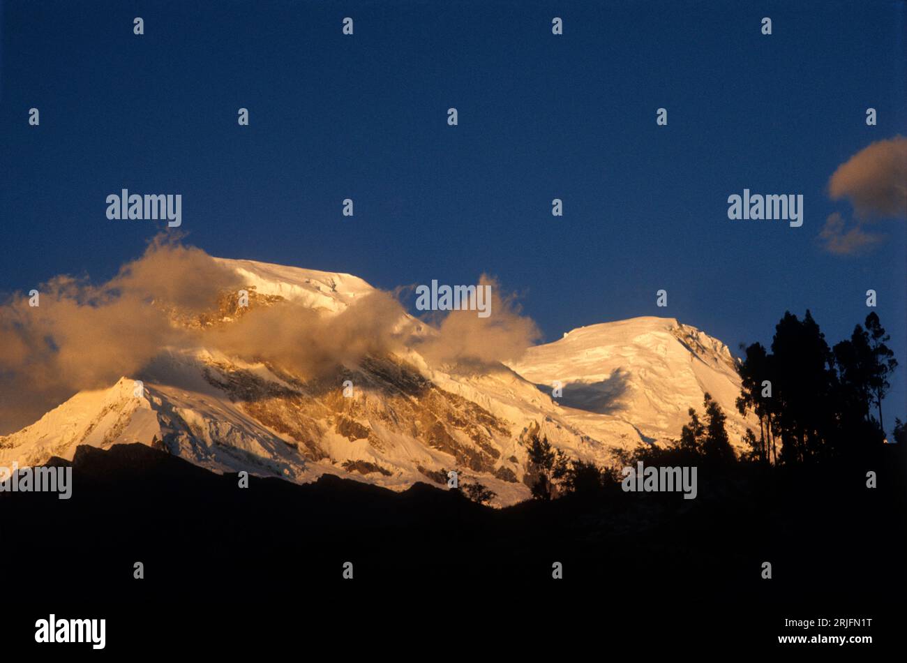 Perù, catena montuosa delle Ande - Cordillera de los Andes, Cordillera Blanca. Tramonto sul monte Huascarán (6768 m), la montagna più alta del Perù. Foto Stock