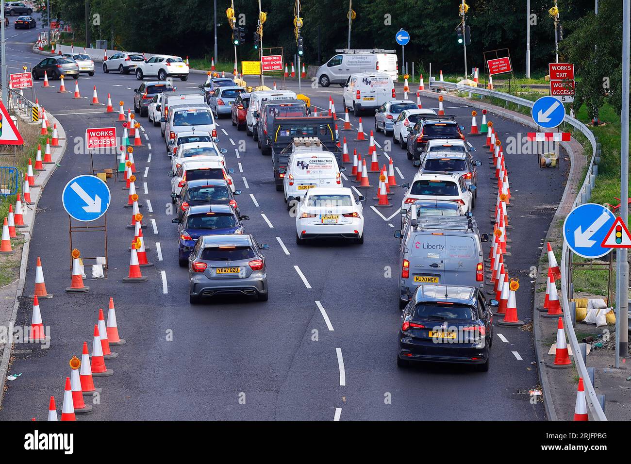 Durante i lavori stradali si sta accumulando traffico presso l'Armley Gyratory di Leeds per migliorare questo trafficato interscambio. Foto Stock