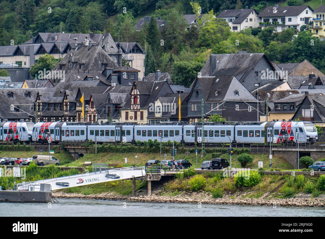 Sinistra linea ferroviaria del Reno nella valle dell'alto Medio Reno, vicino a Oberwesel, treno regionale, DB Regio Südwest SÜWEX, che corre tra Coblenza e Frankfur Foto Stock