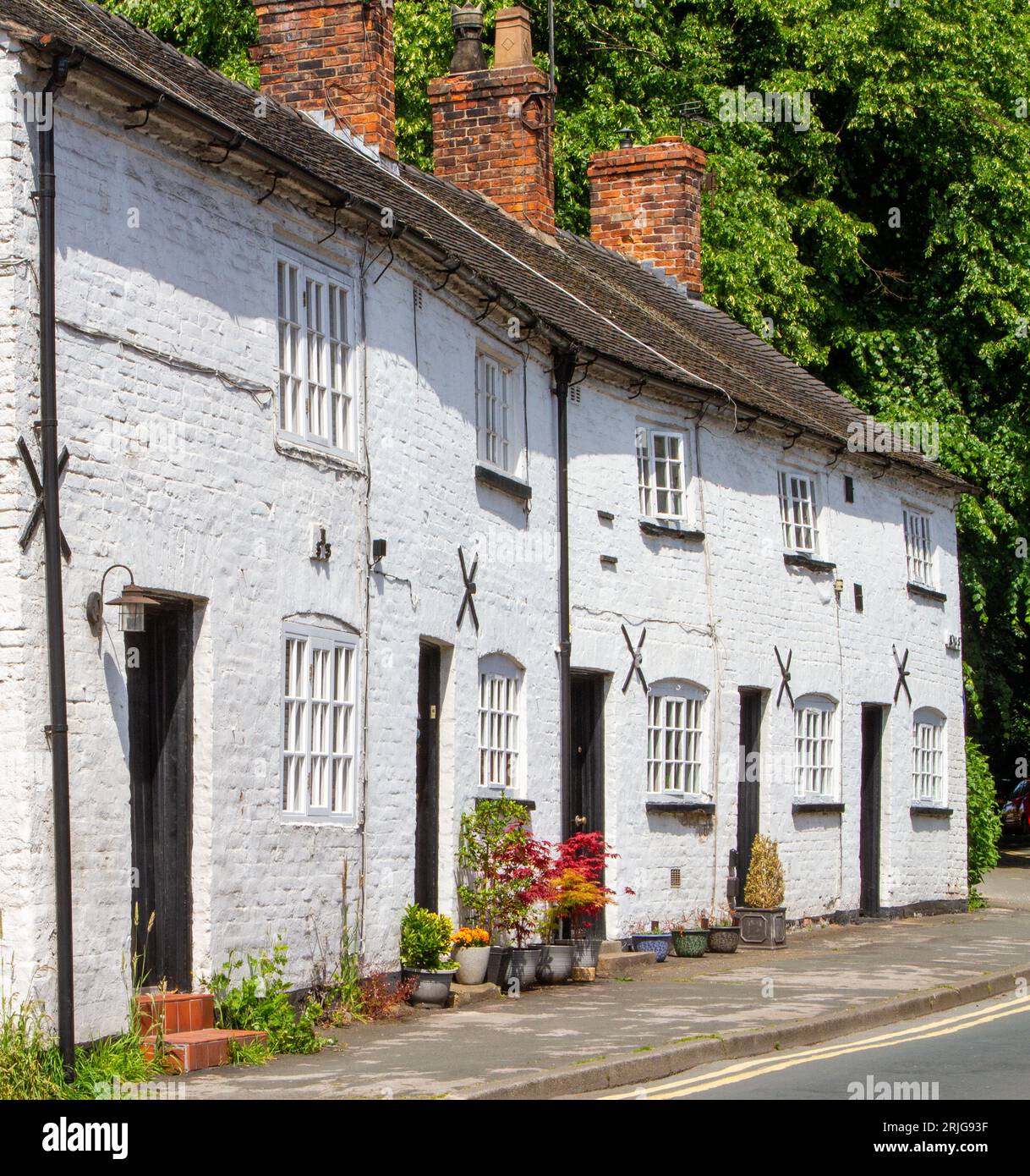 Affascinanti cottage di campagna del XIX secolo lungo King Street nella città di Knutsford nel Cheshire Foto Stock