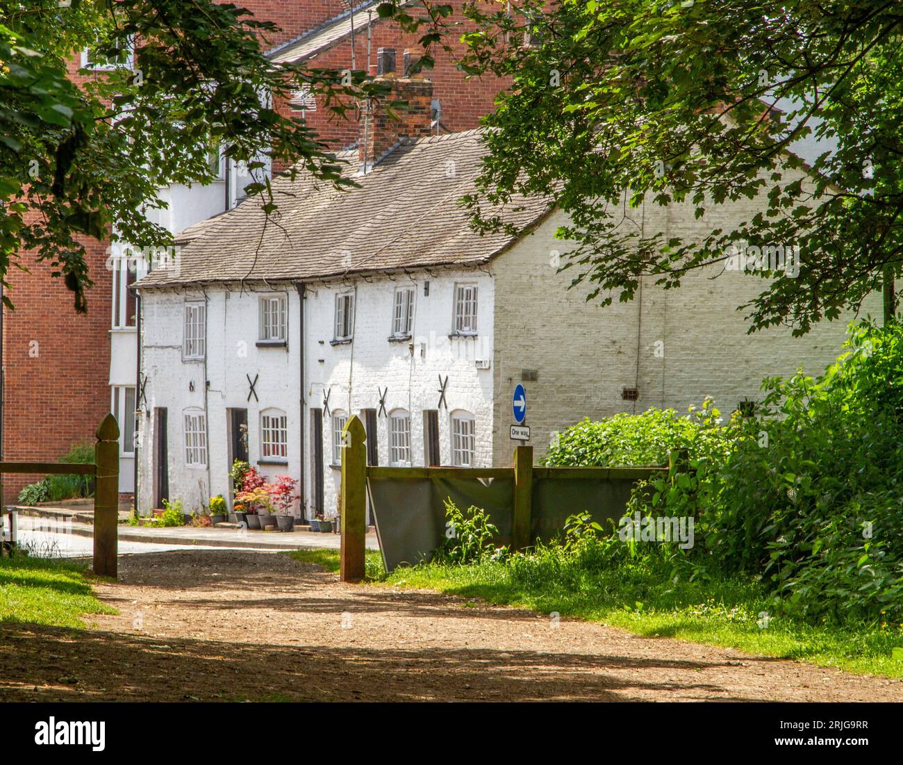 Affascinanti cottage di campagna del XIX secolo lungo King Street nella città di Knutsford nel Cheshire Foto Stock