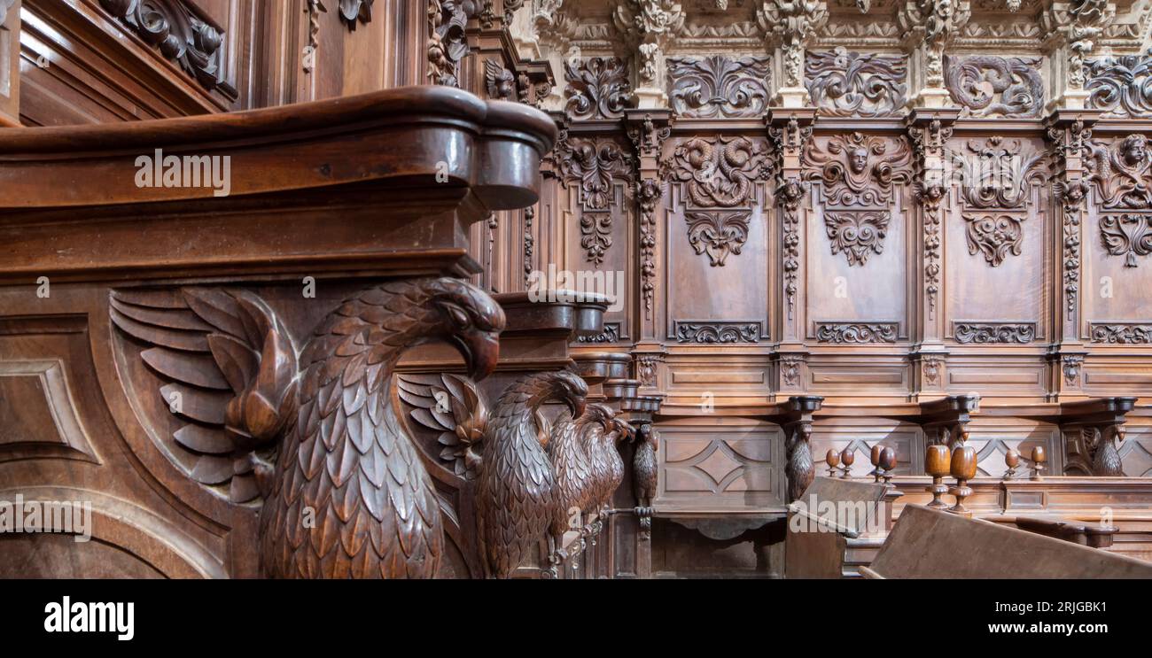 Cautivadora fotografía del Rincón de la sillería del coro en la Colegiata de Santa María de Calatayud, una joya arquitectónica en Aragón, España. Foto Stock