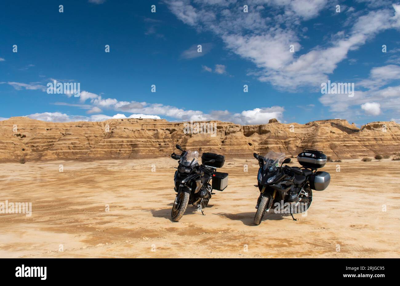 "Scopri paesaggi di montagna mozzafiato e avventure con la nostra impressionante coppia di motociclette a grande cilindrata nel mezzo delle Bardenas spagnole Foto Stock