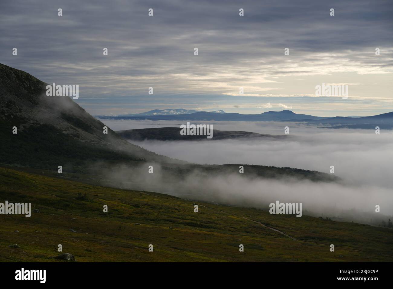 Nuvole basse sulle foreste e sulle cime delle montagne, alba di prima mattina a Idre, Svezia, Nord Europa Foto Stock