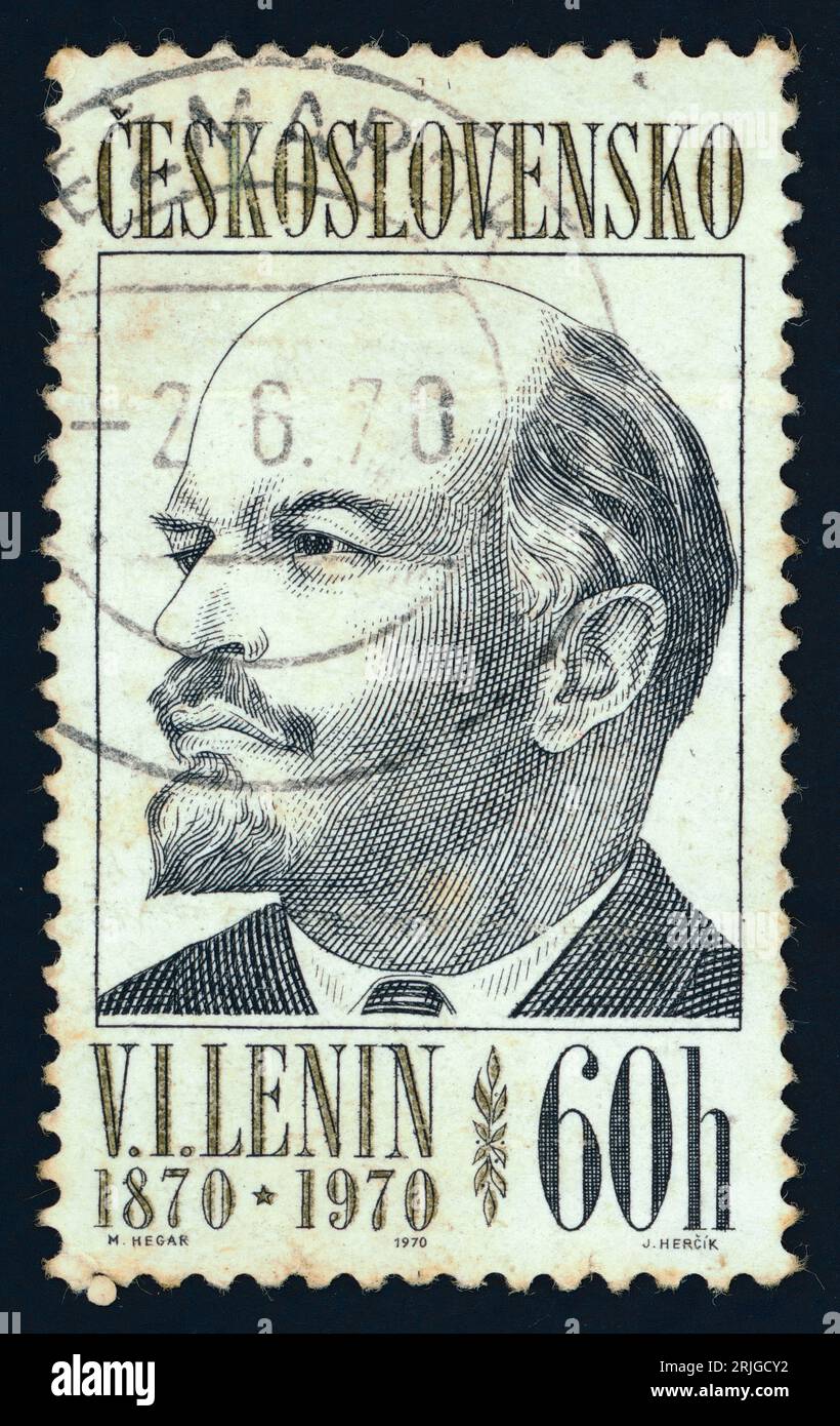 Vladimir Ilich Lenin. Francobollo emesso in Cecoslovacchia nel 1970. Vladimir Lenin, chiamato anche Vladimir Ilich Lenin, nome originale Vladimir Ilich Ulyanov, (1870 – 1924), fondatore del Partito Comunista Russo (bolscevico), ispiratore e leader della Rivoluzione bolscevica (1917), e architetto, costruttore e primo capo (1917–24) dello stato sovietico. Fu il fondatore dell'organizzazione nota come Comintern (Internazionale Comunista) e la fonte postuma del "leninismo", la dottrina codificò e si unì alle opere di Karl Marx dei successori di Lenin per formare il marxismo-leninismo. Foto Stock