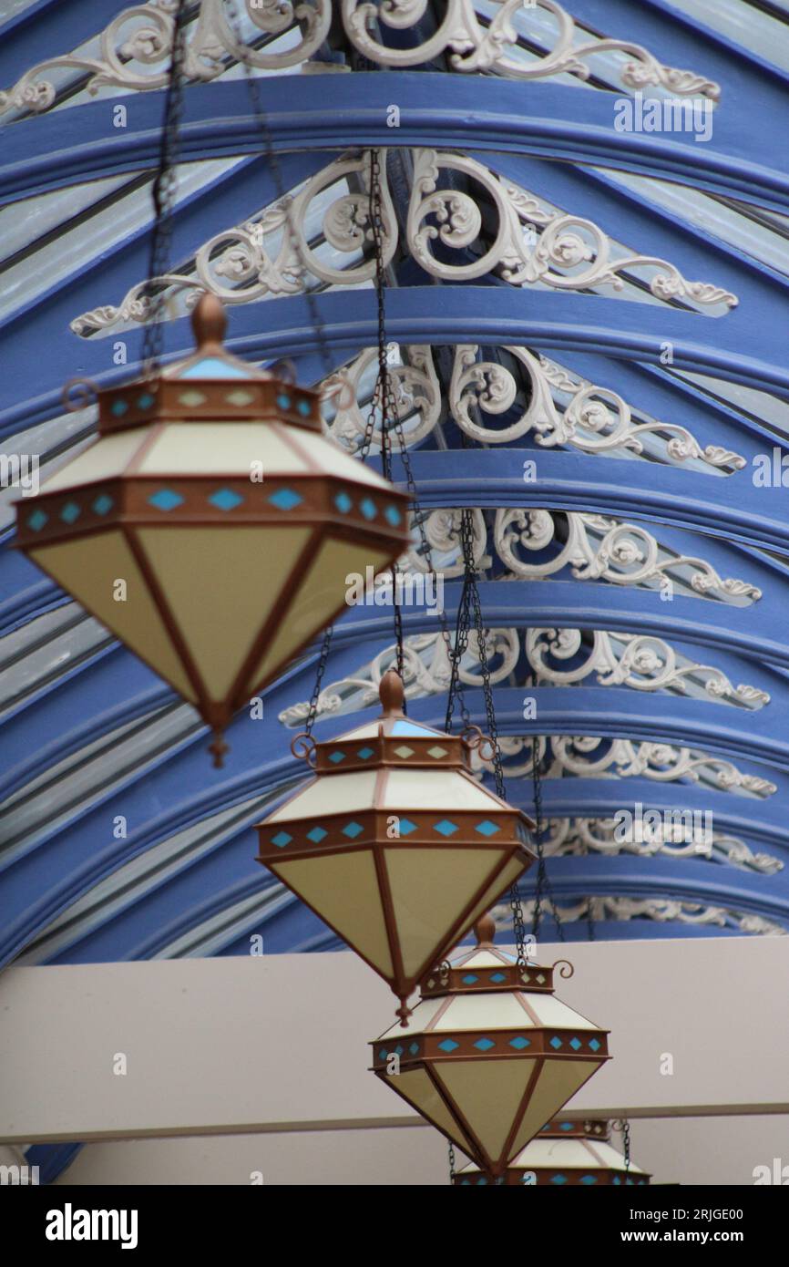 Luci Art Deco e soffitto blu nel Winter Gardens Pavilion di Blackpool Foto Stock