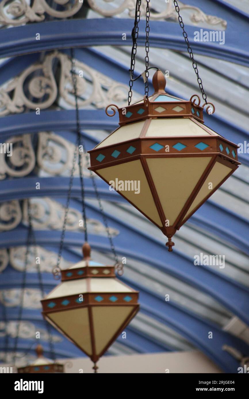 Luci Art Deco e soffitto blu nel Winter Gardens Pavilion di Blackpool Foto Stock