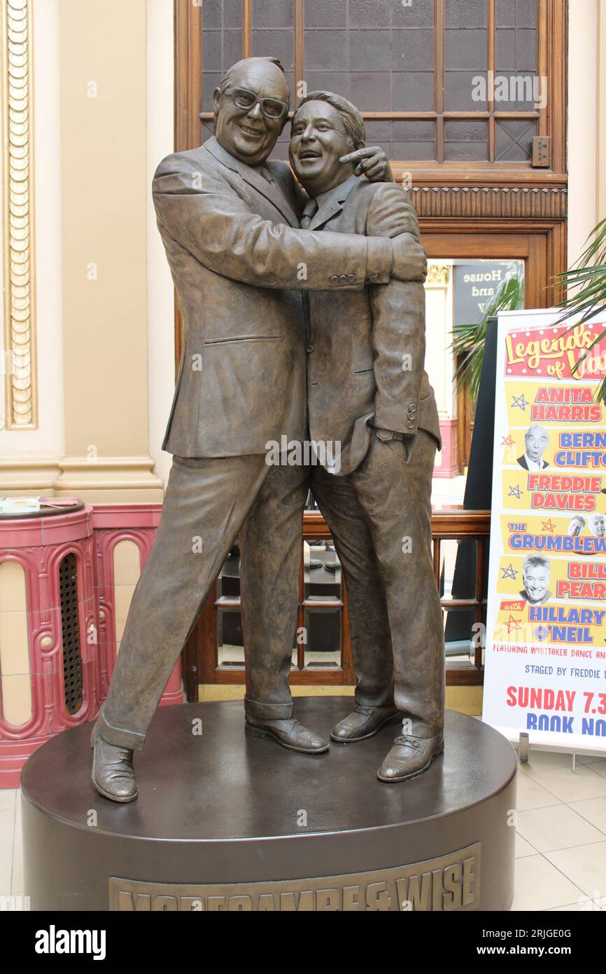 Statua in bronzo di Eric Morecambe ed Ernie Wise che si abbracciano l'un l'altro all'ingresso dei Winter Gardens, Blackpool Foto Stock
