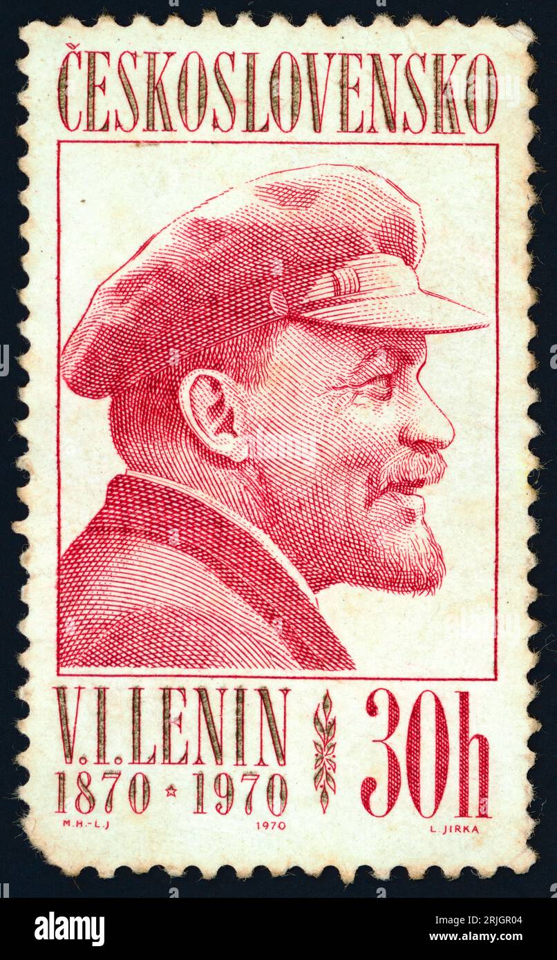 Vladimir Ilich Lenin. Francobollo emesso in Cecoslovacchia nel 1970. Vladimir Lenin, chiamato anche Vladimir Ilich Lenin, nome originale Vladimir Ilich Ulyanov, (1870 – 1924), fondatore del Partito Comunista Russo (bolscevico), ispiratore e leader della Rivoluzione bolscevica (1917), e architetto, costruttore e primo capo (1917–24) dello stato sovietico. Fu il fondatore dell'organizzazione nota come Comintern (Internazionale Comunista) e la fonte postuma del "leninismo", la dottrina codificò e si unì alle opere di Karl Marx dei successori di Lenin per formare il marxismo-leninismo. Foto Stock