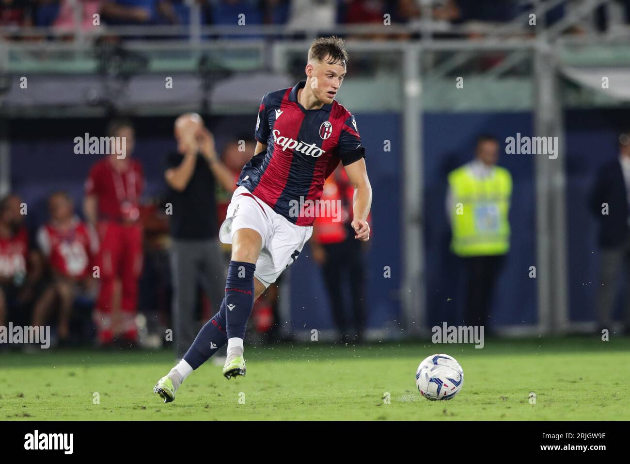 Stefan Posch di Bologna visto durante la partita di SERIE A TIM 2023/24 tra Bologna e Milan al Renato dall'Ara. Punteggio finale; Bologna 0:2 AC Milan Foto Stock