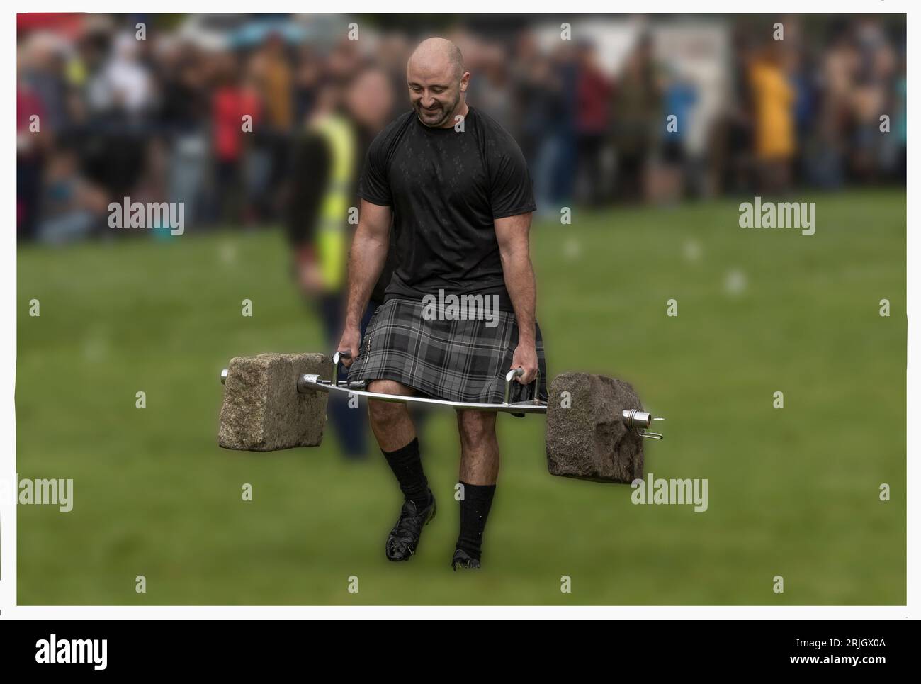 Stirling, Scozia, Regno Unito - 19 agosto 2023 - Strongman indossa un kilt che trasporta pesi ai Giochi di Stirling Higland Foto Stock