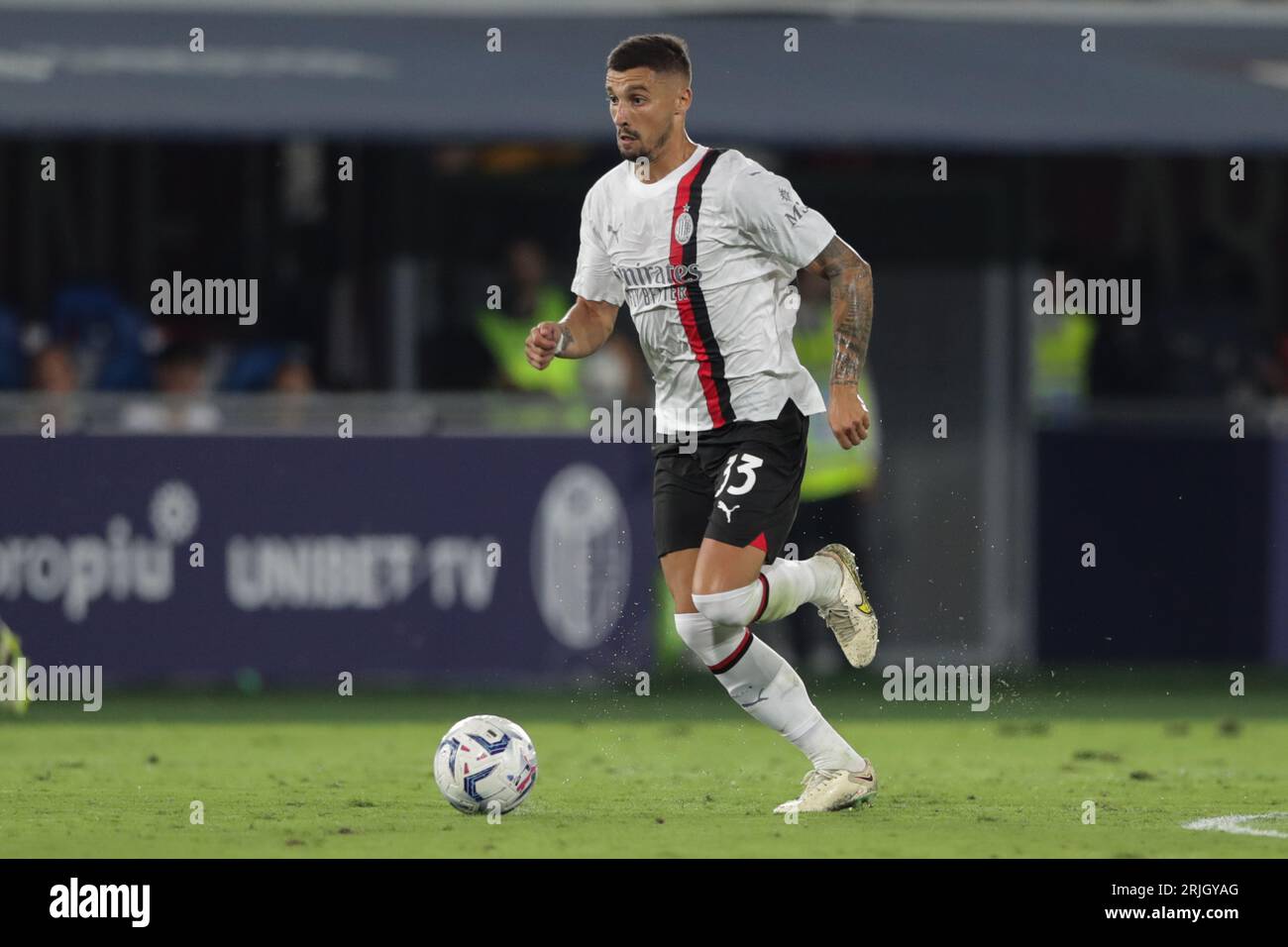 Bologna, Italia. 21 agosto 2023. Rade Krunic del Milan visto durante la partita di SERIE A TIM 2023/24 tra Bologna e Milan al Renato dall'Ara. Punteggio finale; Bologna 0:2 AC Milan (foto di Grzegorz Wajda/SOPA Images/Sipa USA) credito: SIPA USA/Alamy Live News Foto Stock