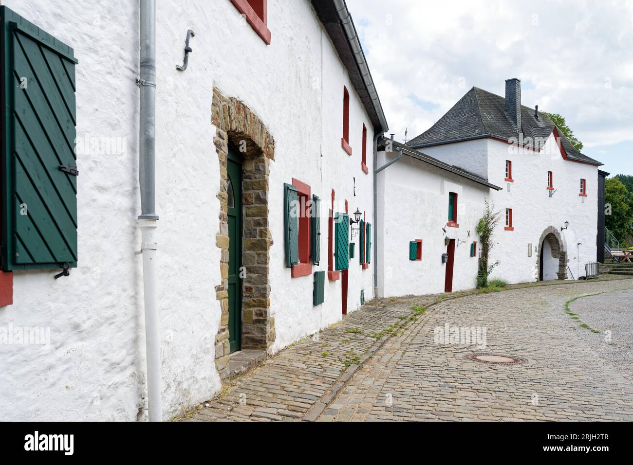 Edifici all'interno dell'anello del castello del romantico borgo medievale Reifferscheid nell'eifel, nella germania occidentale Foto Stock