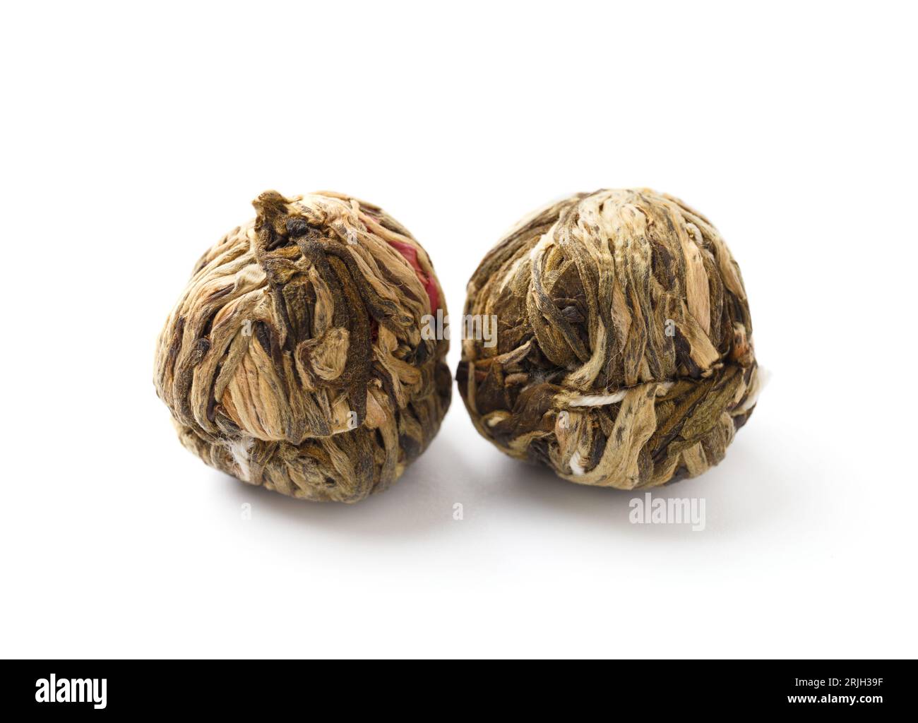 Tè cinese verde floreale, palline di tè legate con fiori secchi, tè profumato in fiore isolato su sfondo bianco. Foto Stock