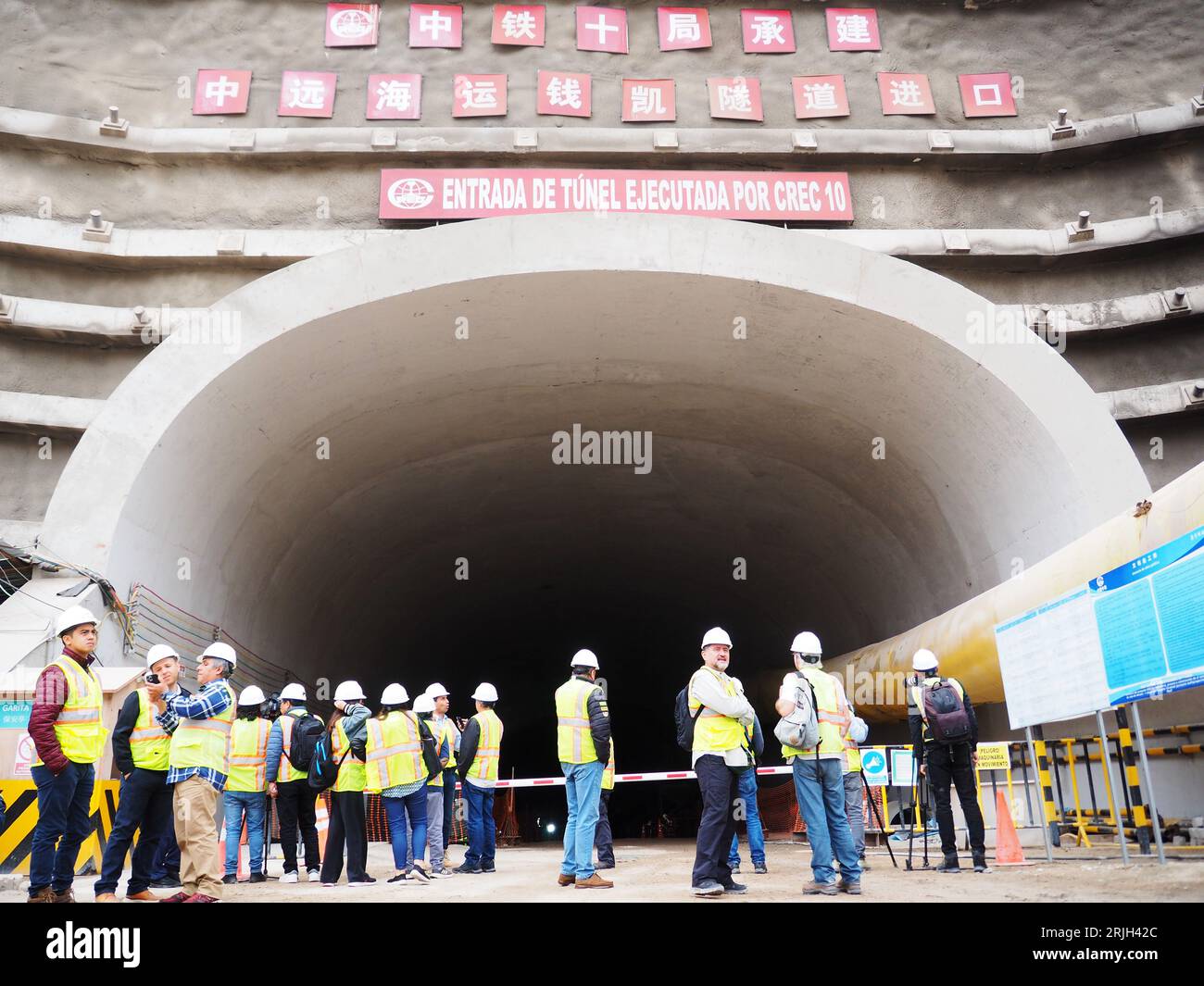 Porta del tunnel per le strutture portuali di Chancay, ancora in costruzione, sulla costa peruviana, 60 km a nord di Lima. Il porto di Chancay sarebbe il fulcro del Pacifico sudamericano, con capacità di ricevere tre navi e in grado di caricare tra 18.000 e 24.000 container, motivo per cui è considerato la porta del commercio marittimo diretto dal Sud America all'Asia e all'Oceania. Il porto è stato costruito dalla Cosco Shipping dalla Cina Foto Stock