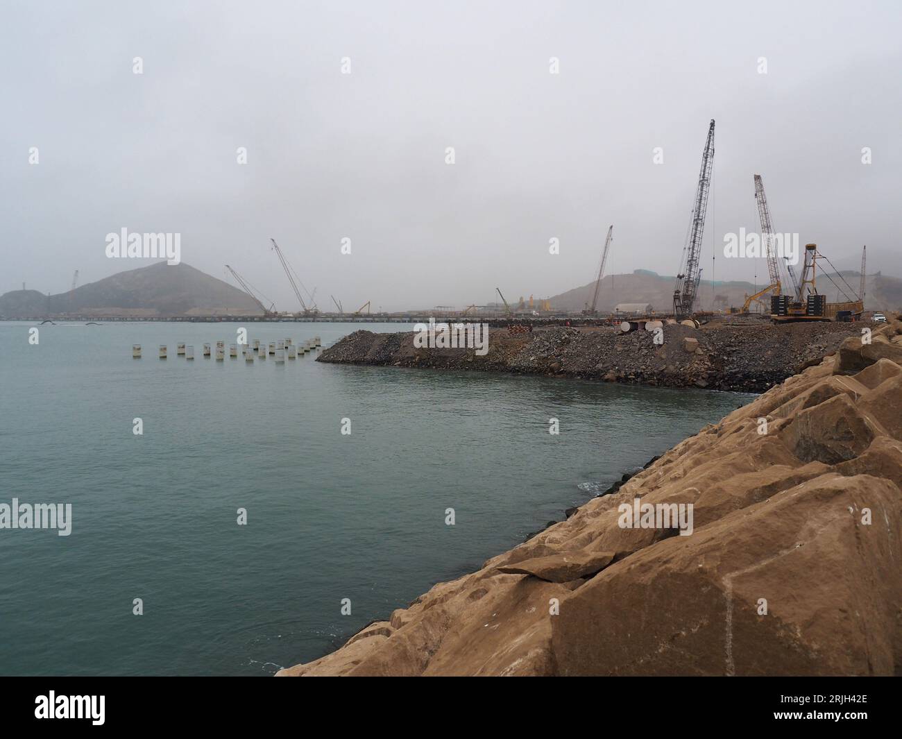 Impianti portuali di Chancay ancora in costruzione sulla costa peruviana, 60 km a nord di Lima. Il porto di Chancay sarebbe il fulcro del Pacifico sudamericano, con capacità di ricevere tre navi e in grado di caricare tra 18.000 e 24.000 container, motivo per cui è considerato la porta del commercio marittimo diretto dal Sud America all'Asia e all'Oceania. Il porto è stato costruito dalla Cosco Shipping dalla Cina Foto Stock