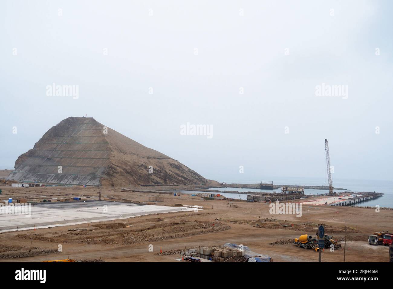 Impianti portuali di Chancay ancora in costruzione sulla costa peruviana, 60 km a nord di Lima. Il porto di Chancay sarebbe il fulcro del Pacifico sudamericano, con capacità di ricevere tre navi e in grado di caricare tra 18.000 e 24.000 container, motivo per cui è considerato la porta del commercio marittimo diretto dal Sud America all'Asia e all'Oceania. Il porto è stato costruito dalla Cosco Shipping dalla Cina Foto Stock