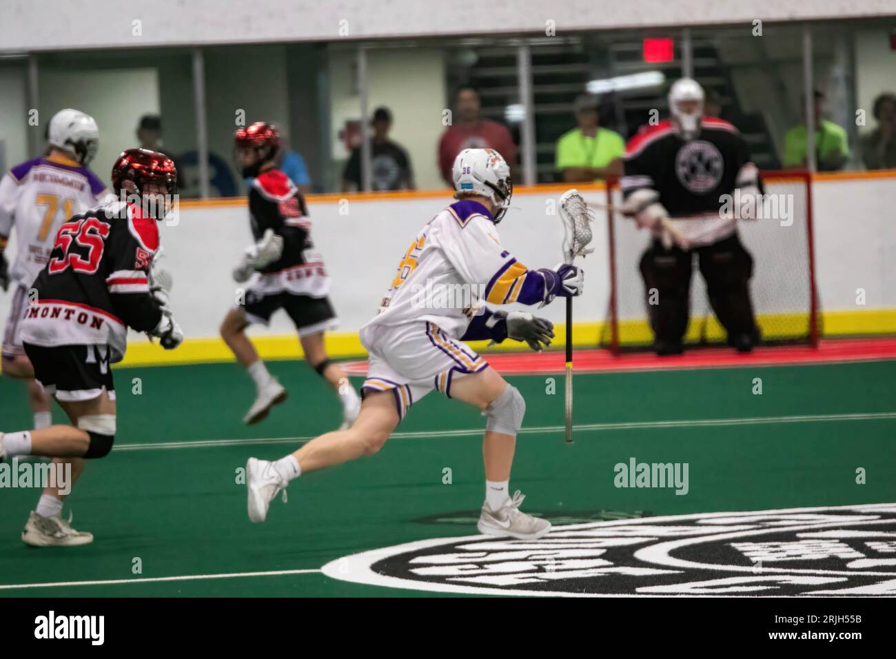 Coquitlam Adanacs (bianco e giallo) Ben Coghil (36) lavora intorno a Edmonton Miners (nero/arancione) Ben Soenen (55) in Minto Cup Day 2 azione tra Edmonton Miners e Coquitlam Adanacs alla Bill Hinter Arena. Punteggio finale: Edmonton Miners vs Coquitlam Adanacs, 11:15 la Minto Cup è il campionato nazionale di lacrosse Junior A Box. La Minto Cup fu donata nel 1901 da Sir Gilbert John Murray Kynmond Elliot, e fu formalmente proclamata trofeo per il campionato Junior A National box lacrosse nel 1937. (Foto di Ron Palmer/SOPA Images/Sipa USA) Foto Stock