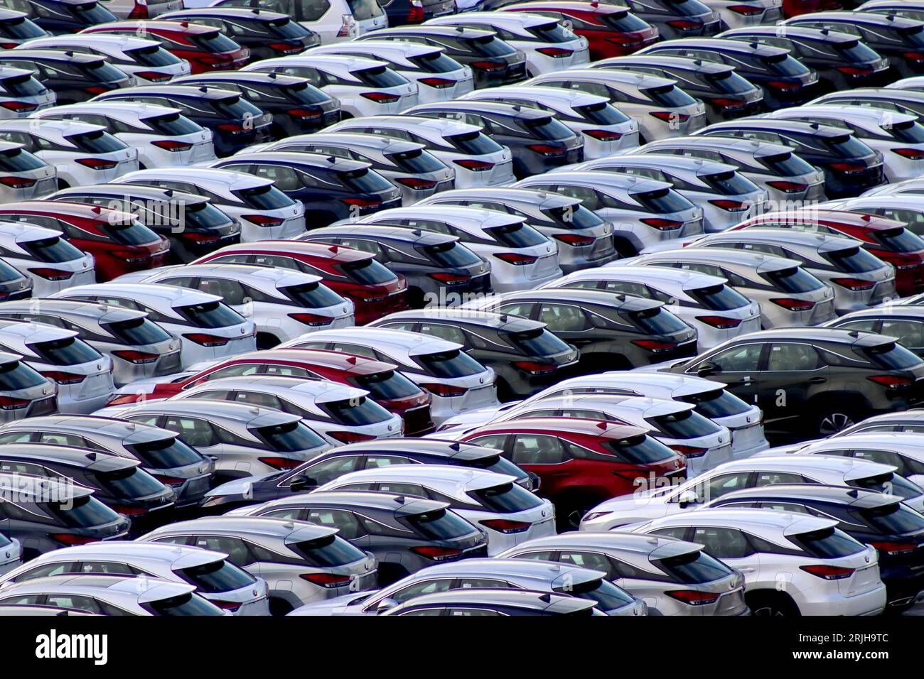 Fila dopo fila di oltre 600 SUV e auto Lexus stoccati nel deposito di veicoli presso il porto di Zeebrugge in attesa della distribuzione nel Regno Unito e in Europa, gennaio 2023. Foto Stock