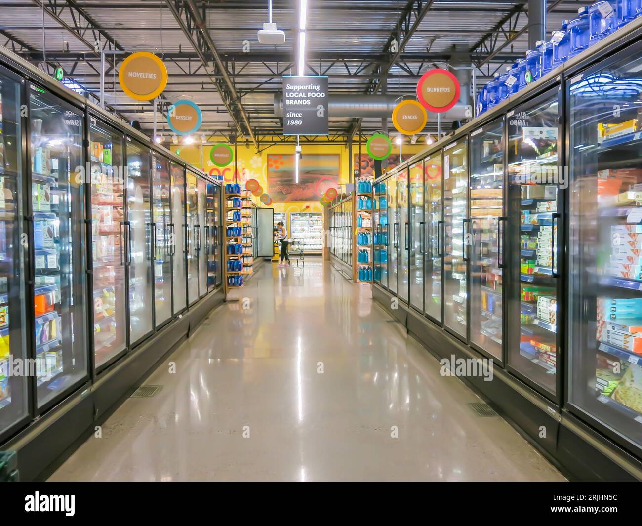 Vista della corsia di merchandising nel supermercato Foto Stock