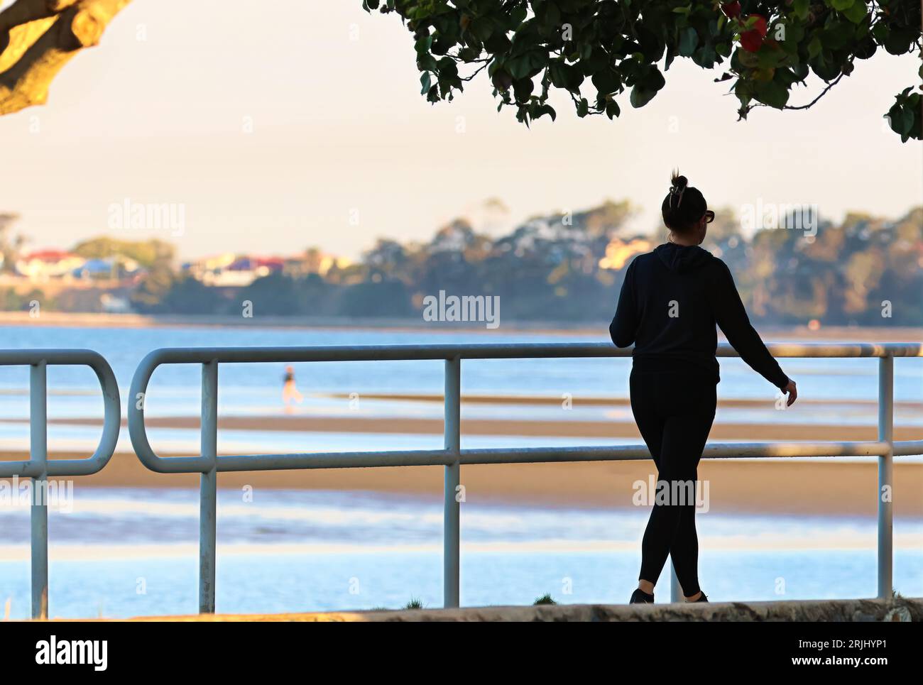 Persone casuali che si allontanano dalla telecamera. Niente facce, sport, vita sana, donna. Foto Stock