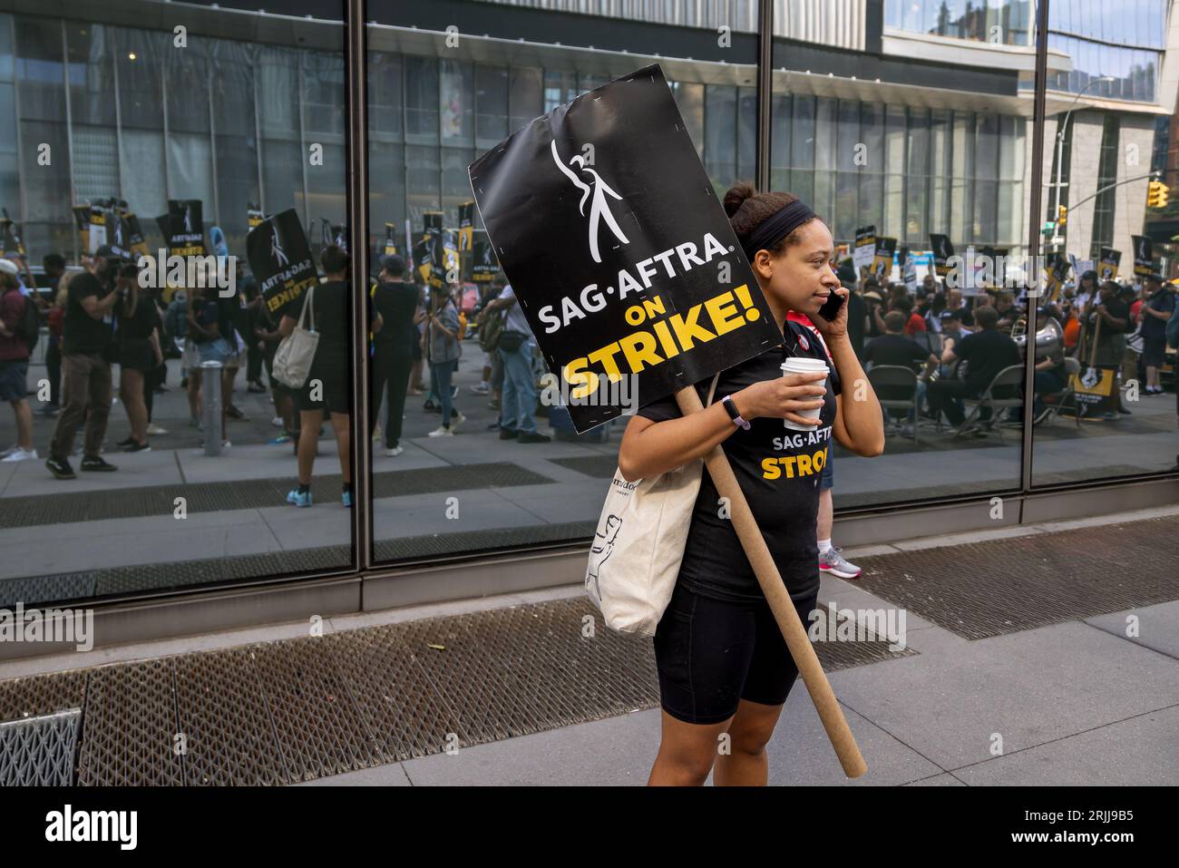 New York, New York, USA. 22 agosto 2023. Un attaccante parla di una chiamata alla Writers Guild of America e SAG-AFTRA "giornata nazionale della solidarietà" presso la sede di Amazon. SAG-AFTRA è in sciopero dal 14 luglio e la Writers Guild dal 2 maggio. (Immagine di credito: © Michael Nigro/Pacific Press via ZUMA Press Wire) SOLO USO EDITORIALE! Non per USO commerciale! Foto Stock