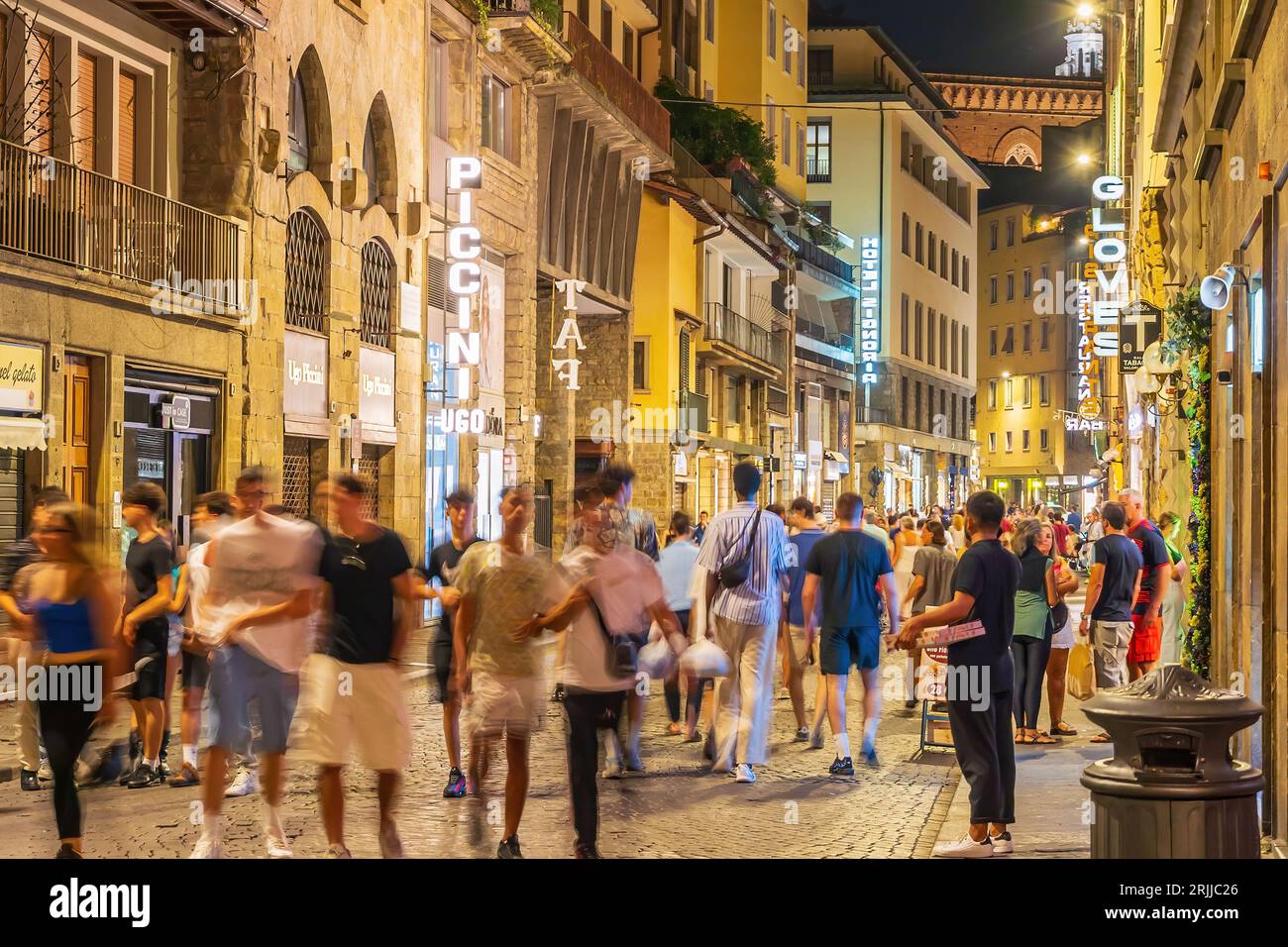 Firenze, Italia - 24 giugno 2023: Via dello shopping nel centro di Firenze Foto Stock