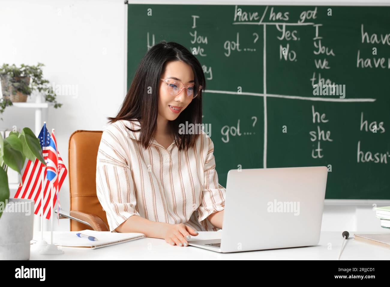 Insegnante di inglese che tiene lezioni di grammatica online in classe Foto Stock