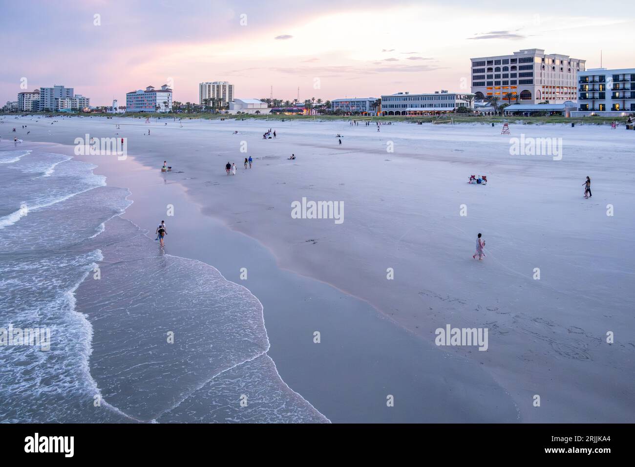 Gente che si gode una bella serata al tramonto sulla spiaggia di Jacksonville, nella Florida nord-orientale. (USA) Foto Stock