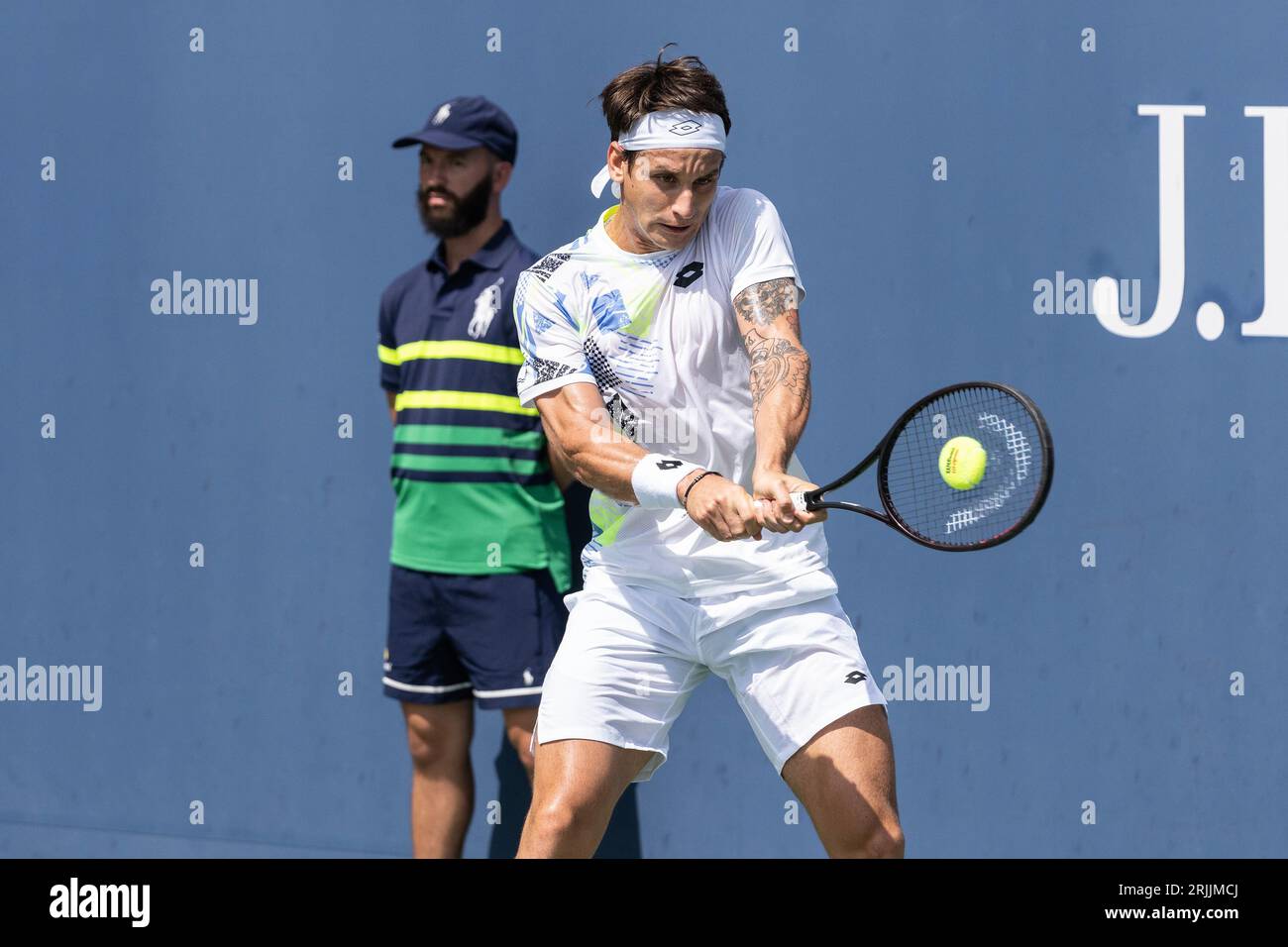 New York, USA. 22 agosto 2023. L'argentino Camilo Ugo Carabelli torna a giocare durante la partita del primo turno contro l'argentino Federico Coria di qualificazione per gli US Open Championship al Billy Jean King Tennis Center di New York il 22 agosto 2023 crediti: SIPA USA/Alamy Live News Foto Stock