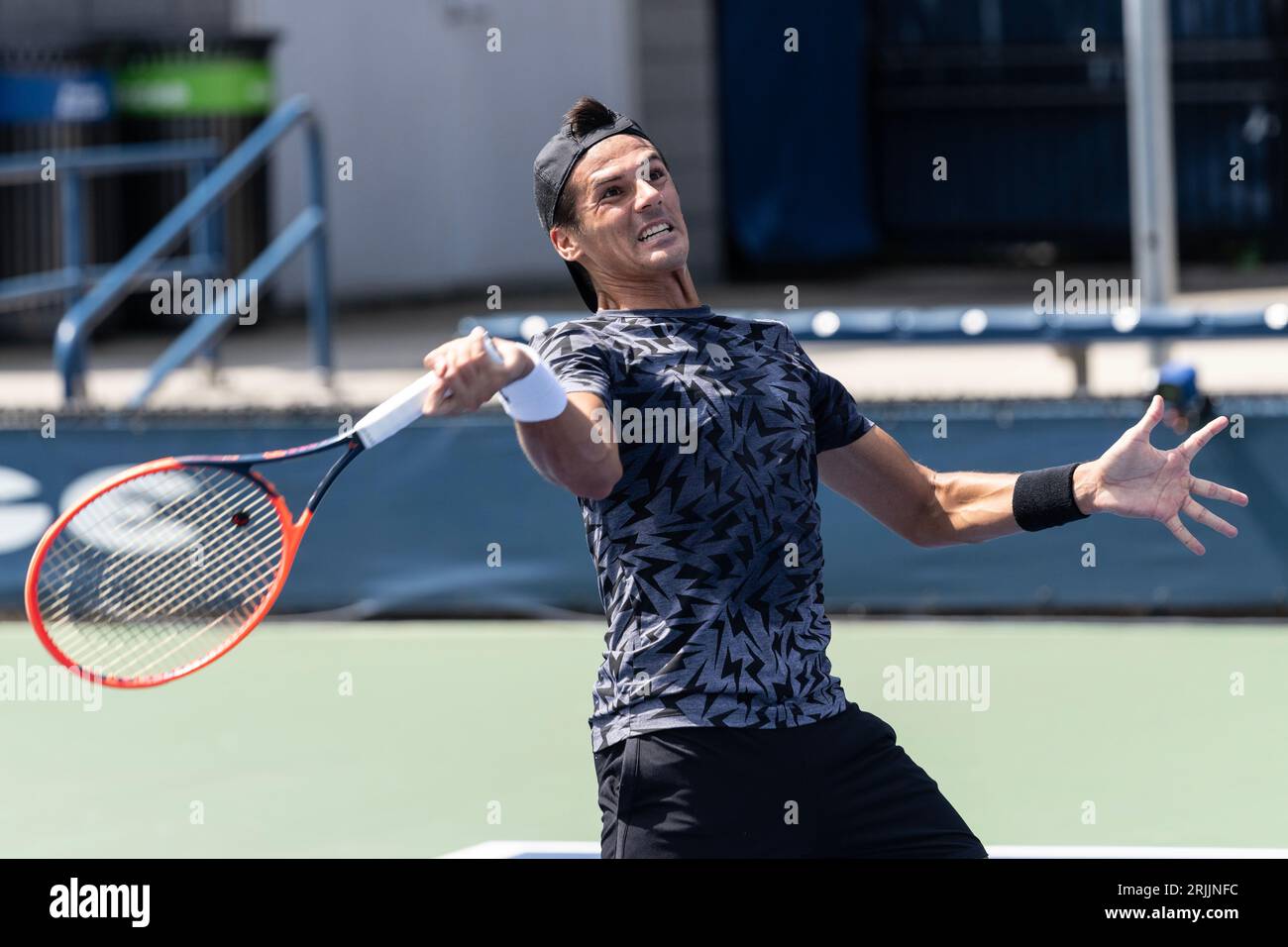 L'argentino Federico Coria torna a giocare nel primo turno contro Camilo Ugo Carabelli dell'Argentina, qualificandosi per gli US Open Championship al Billy Jean King Tennis Center di New York il 22 agosto 2023 Foto Stock