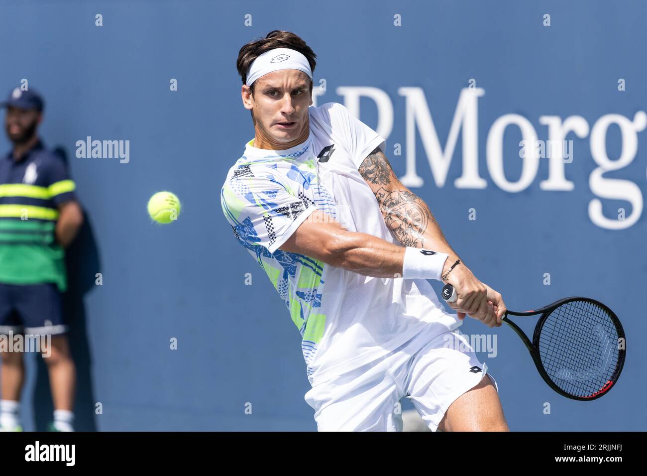 Camilo Ugo Carabelli, argentino, torna a giocare nel primo turno contro Federico Coria, l'argentino che si qualifica per gli US Open Championship al Billy Jean King Tennis Center di New York il 22 agosto 2023 Foto Stock