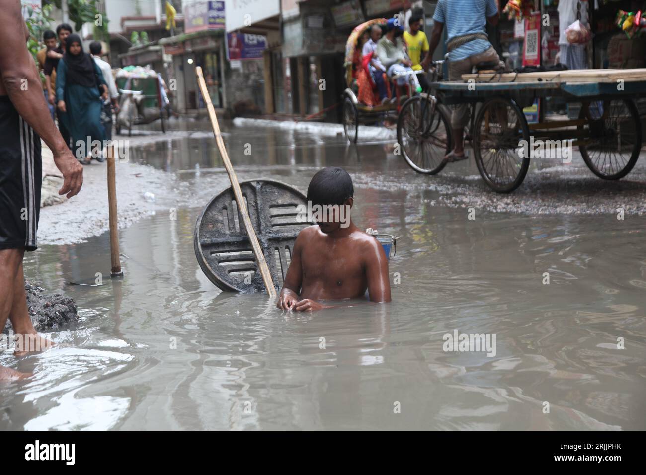 22 agosto 2023 Dhaka, Bangladesh - City Corporation Sewer Cleaner pulisce i tombini stradali vicino Badda Dhaka. Per questo detergente per fognature da lavoro di un giorno ottieni 800t. Foto Stock