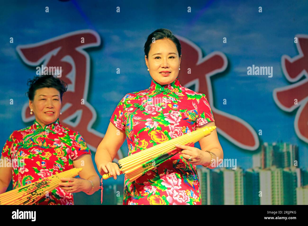 CONTEA DI LUANNAN, Cina - 30 agosto 2018: Spettacolo Cheongsam sul palco, CONTEA DI LUANNAN, provincia di Hebei, Cina Foto Stock