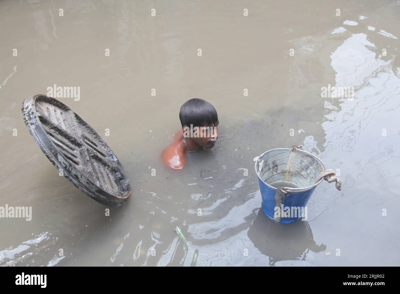 22 agosto 2023 Dhaka, Bangladesh - City Corporation Sewer Cleaner pulisce i tombini stradali vicino Badda Dhaka. Per questo detergente per fognature da lavoro di un giorno ottieni 800t. Foto Stock