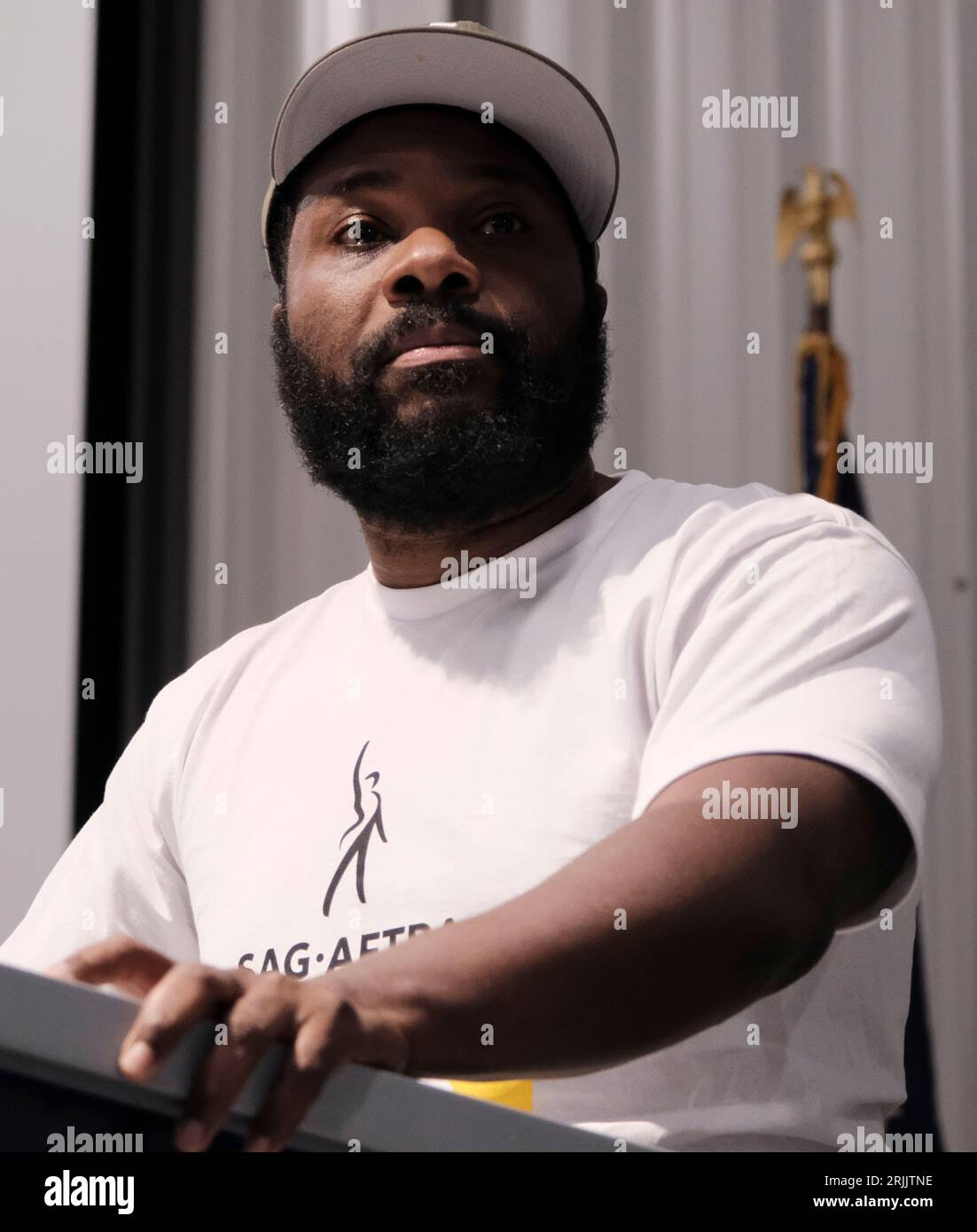 Atlanta, Georgia, USA. 22 agosto 2023. Il famoso attore e membro SAG-AFTRA MALCOLM-JAMAL WARNER si rivolge ai membri del sindacato dell'attore SAG-AFTRA e del sindacato dello scrittore, Writer's Guild of America in un raduno ad Atlanta presso la sede del Teamsters Local 728. Scrittori e attori sono attualmente in sciopero, e lo sono da settimane, chiedendo migliori condizioni di lavoro e retribuzioni. (Immagine di credito: © John Arthur Brown/ZUMA Press Wire) SOLO USO EDITORIALE! Non per USO commerciale! Foto Stock