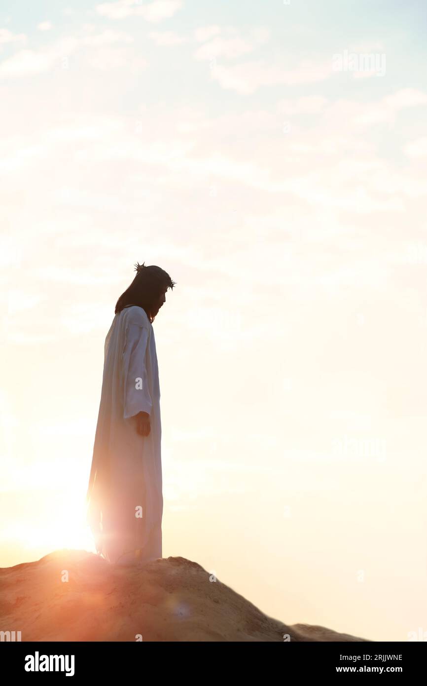 Passione e preghiera di Gesù Cristo che indossa una corona di spine, simbolo della crocifissione di Gesù, della morte e della risurrezione, del sacrificio e della sofferenza, e Pas Foto Stock