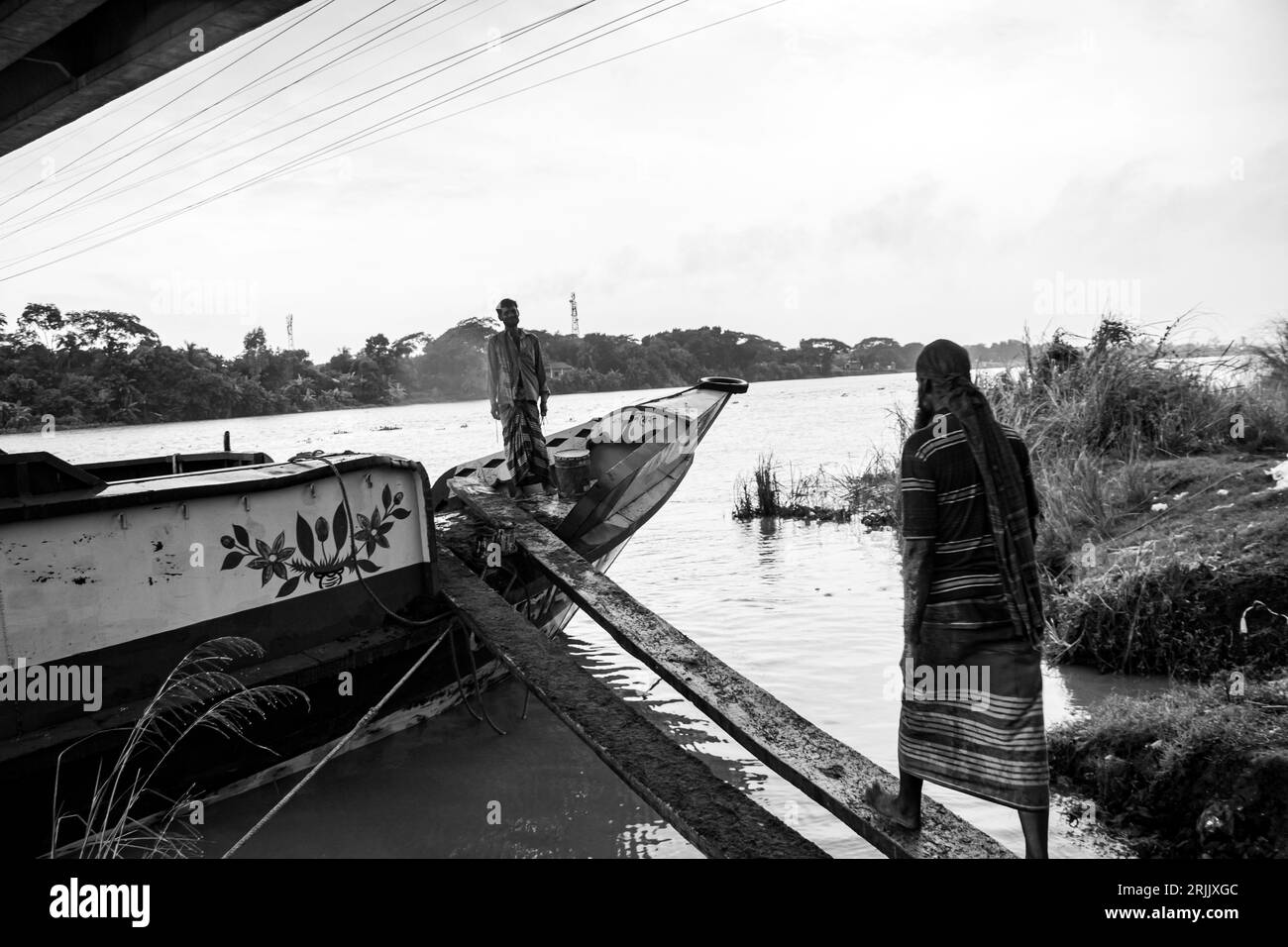 Le bucce di legno sono scaricate dalla barca. Questa foto è stata scattata il 14 settembre 2022, da Ruhitpur, Bangladesh Foto Stock