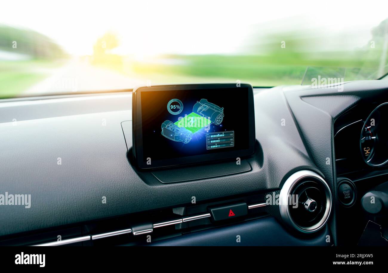 Il simbolo di capacità elevata della batteria viene visualizzato sullo schermo dell'auto elettrica EV. La batteria dell'auto EV è completamente carica durante il viaggio. Concetto di pastella Foto Stock