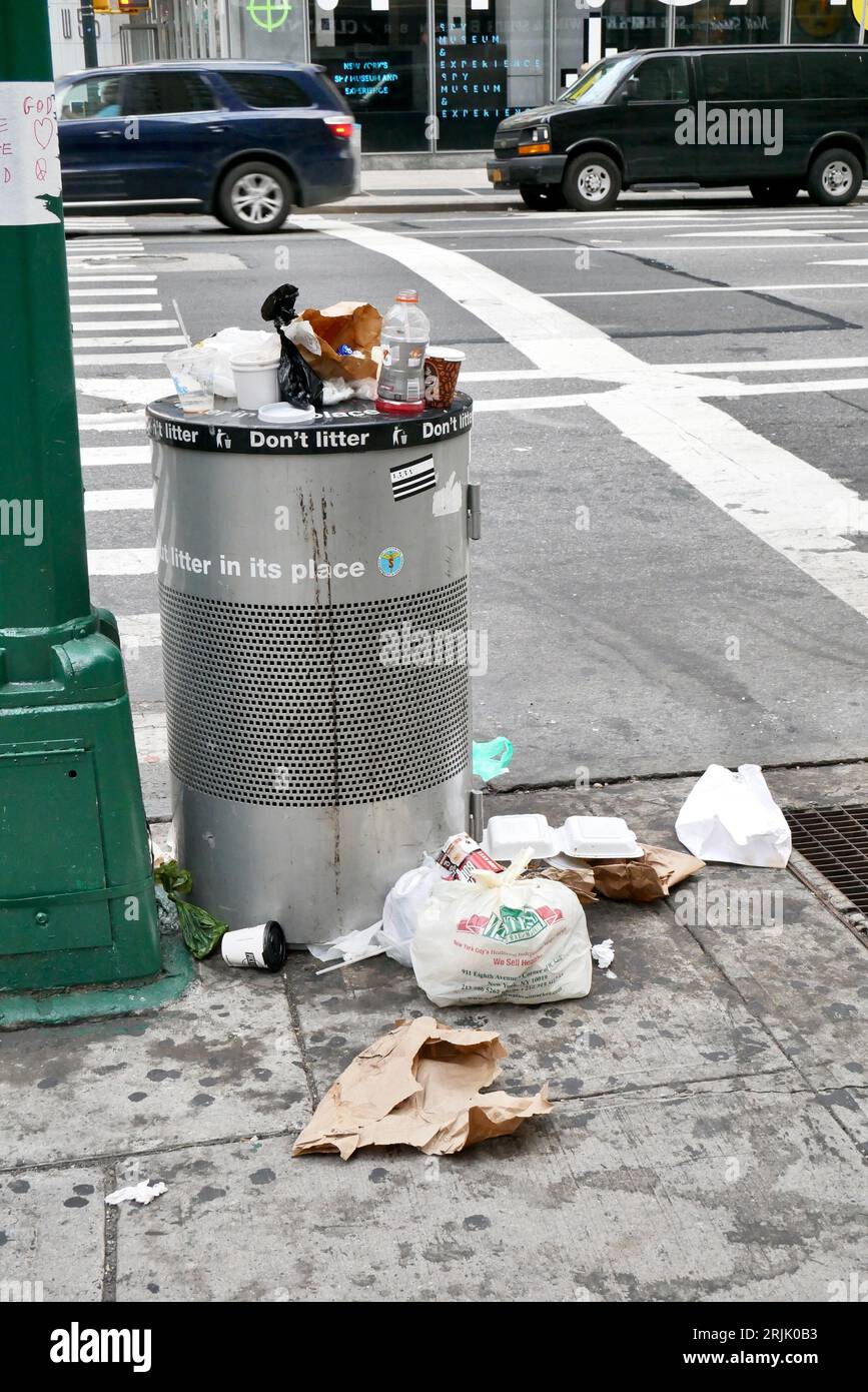 Cestino per marciapiedi di New York pieno di acqua Foto Stock