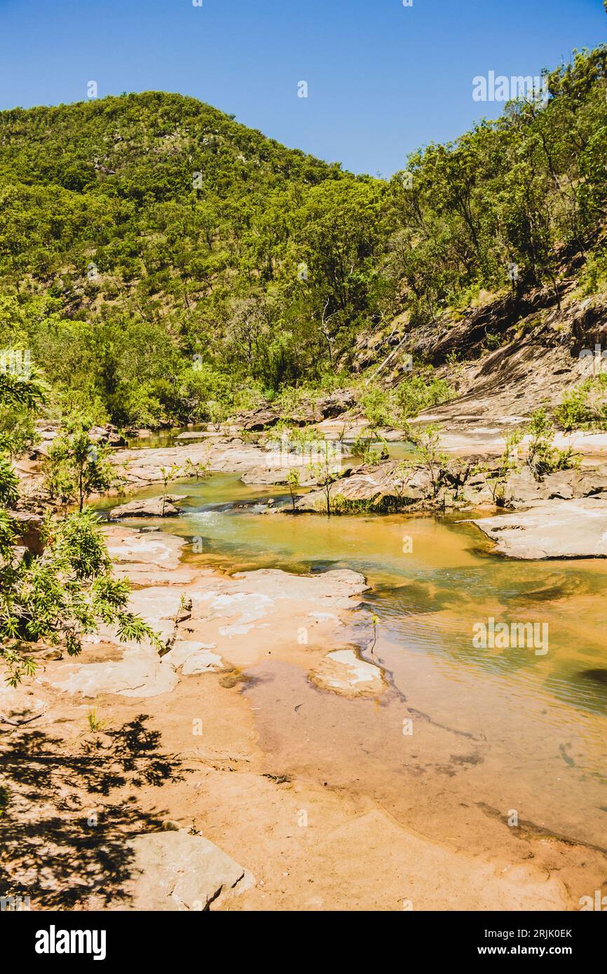 Scena estiva australiana tratta da una sponda di un tranquillo colore di campagna con acqua di pianura e terreno sopraelevato. MT Perry, Queensland, Australia Foto Stock