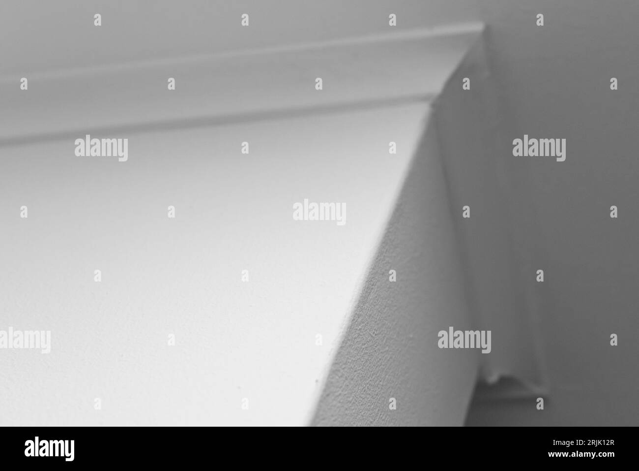 Angolo bianco e soffitto. Foto di sfondo dell'architettura astratta con messa a fuoco selettiva Foto Stock