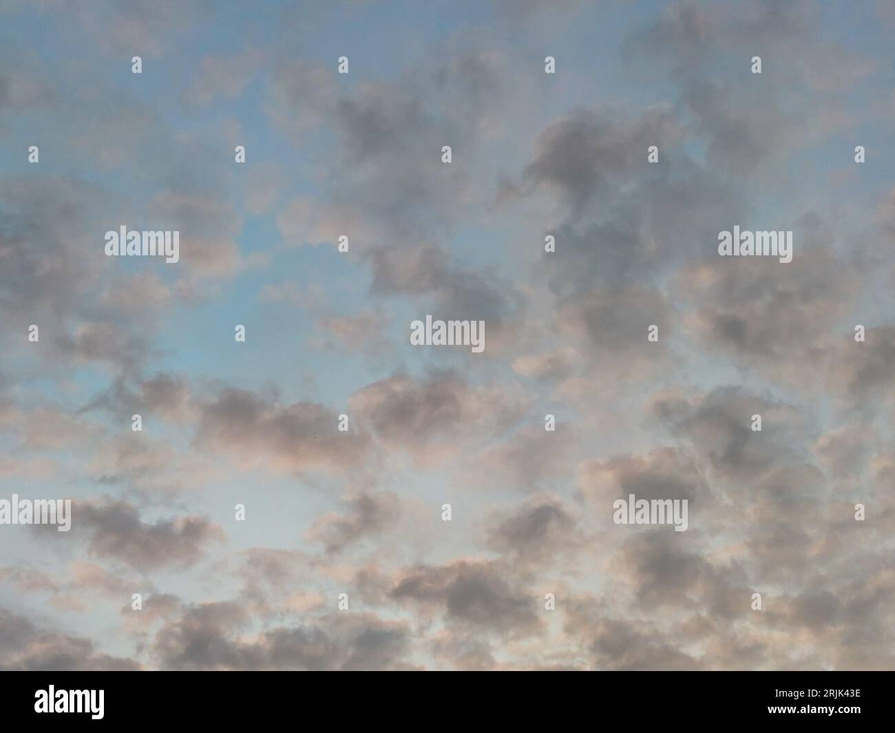 Cielo serale dai colori pastello tenui Foto Stock