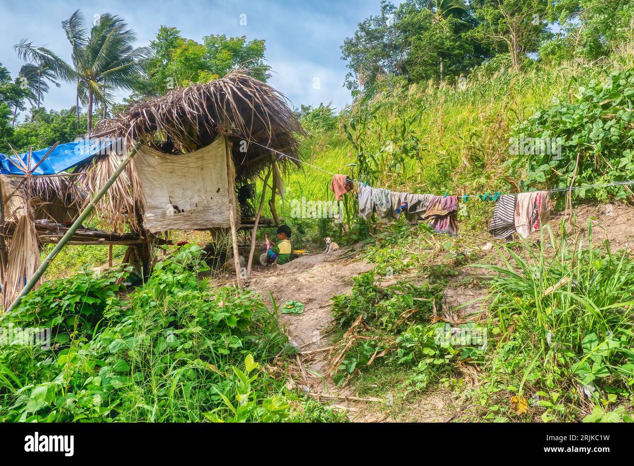 Isola di Mindoro, Filippine - 12 agosto 2023. Una capanna molto povera in una zona rurale. Foto Stock