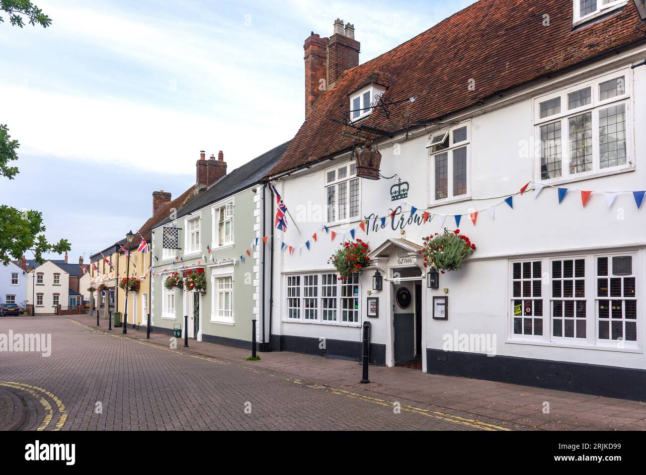 17th Century The Crown Inn Pub & Restaurant, Market Square, Stony Stratford, Buckinghamshire, Inghilterra, Regno Unito Foto Stock