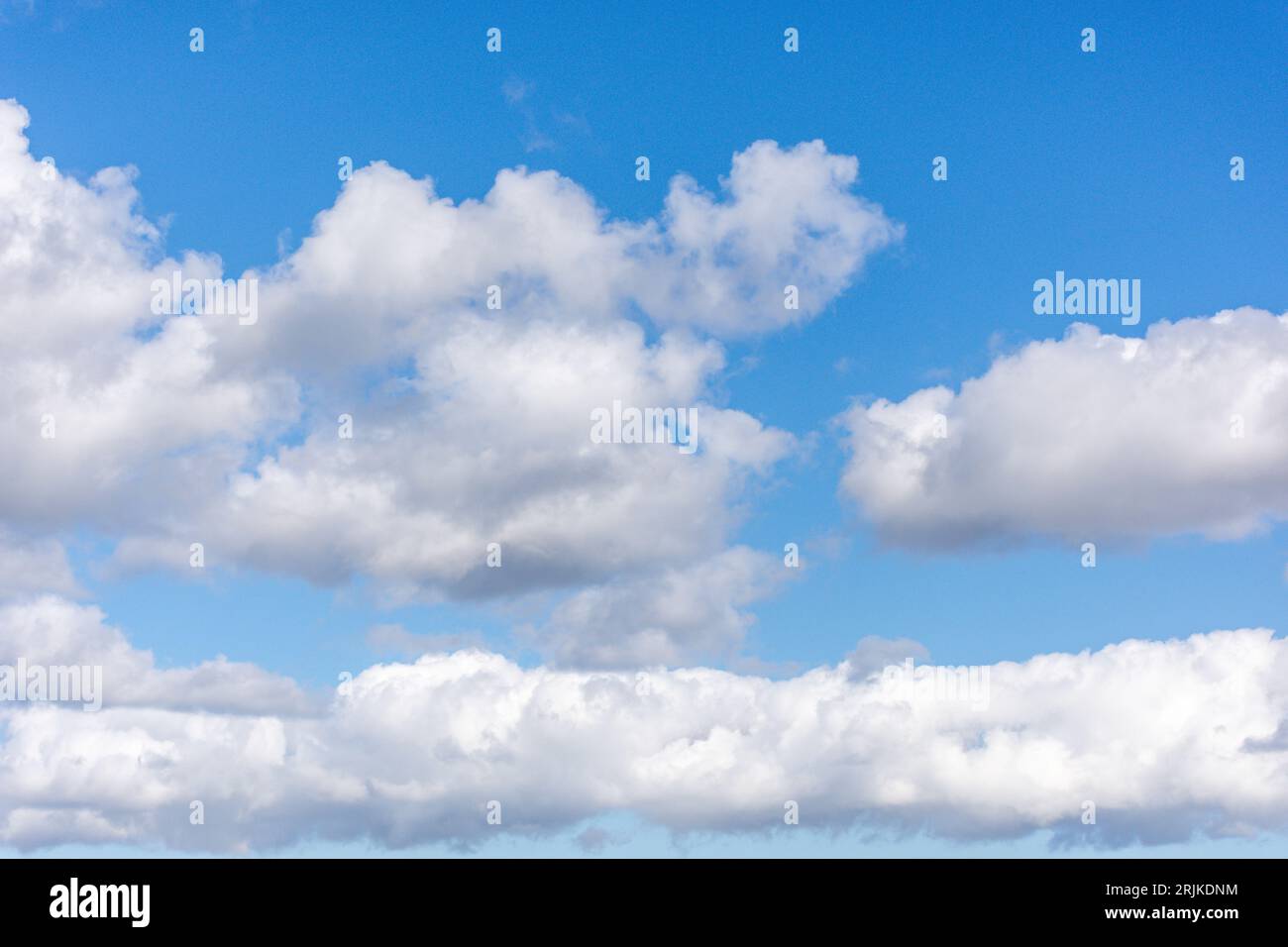 Nuvole di cumulo bianco contro cielo blu, Seaburn, Sunderland, Tyne and Wear, Inghilterra, Regno Unito Foto Stock